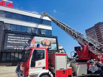 Фото: В загоревшемся ТЦ в Магнитогорске погибла женщина 1