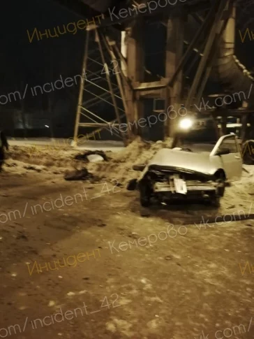 Фото: В Кемерове машина оказалась разбита всмятку после ДТП: есть погибший 2