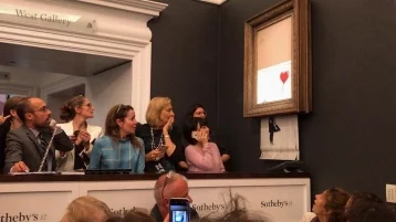 Фото: Британский художник уничтожил свою картину прямо на аукционе  1