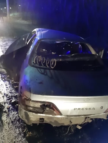 Фото: В Кузбассе автомобиль слетел с трассы и протаранил опору ЛЭП 3