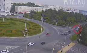 Момент наезда автомобиля на велосипедиста в Кемерове попал на видео