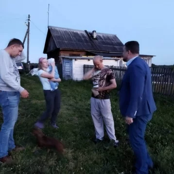 Фото: Глава кузбасского округа встретился с жителями, сообщившими о затопленных могилах ветеранов 1