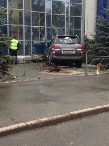 Фото: Lexus протаранил здание в центре Кемерова 2