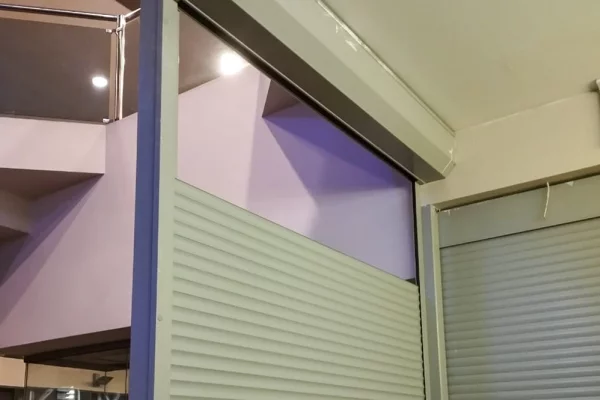 В Новокузнецке посетитель ТЦ решил сократить путь и повредил рольставни