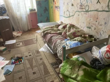 Фото: Истощённого ребёнка изъяли из захламлённой квартиры в Москве  1