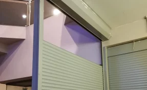 В Новокузнецке посетитель ТЦ решил сократить путь и повредил рольставни