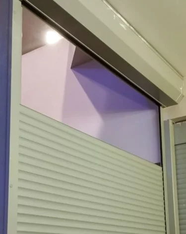 В Новокузнецке посетитель ТЦ решил сократить путь и повредил рольставни