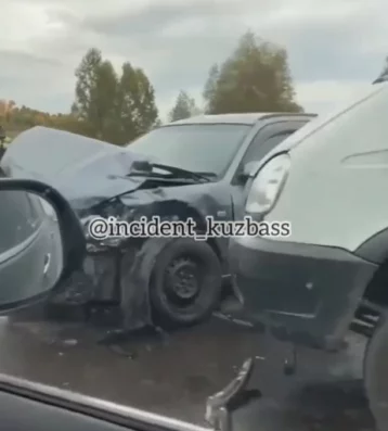 Фото: На кузбасской трассе Nissan столкнулся с двумя хлебными фургонами 1
