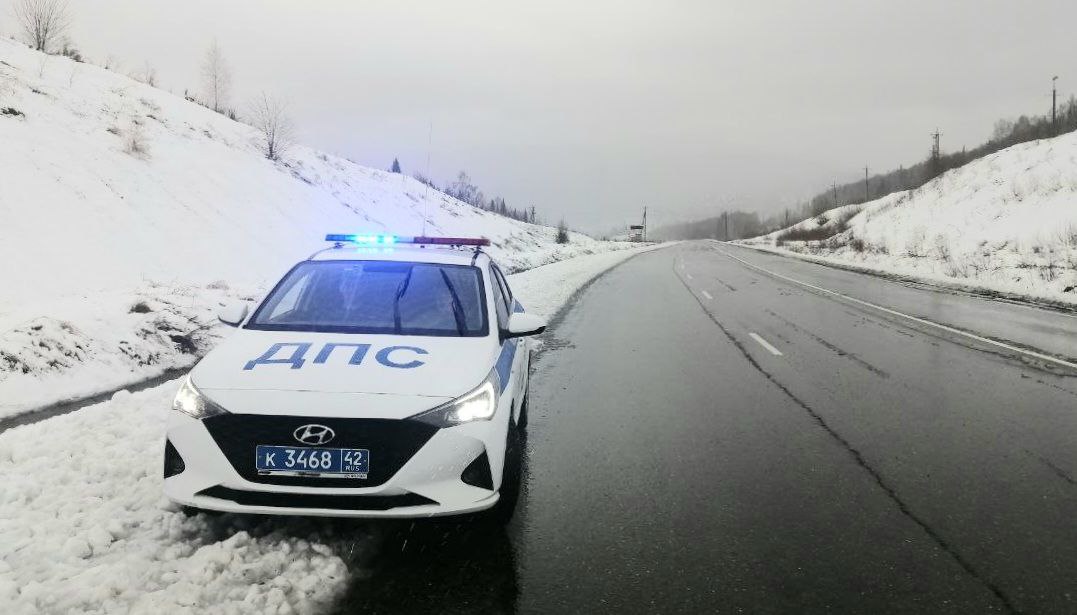 Юг Кузбасса заносит снегом: ГИБДД опубликовала предупреждение