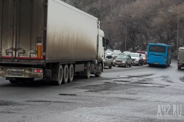 Фото: Власти Кемерова рассказали, когда фуры перестанут создавать пробки в городе 1