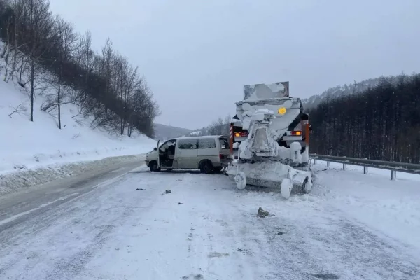 Двое детей пострадали в ДТП с КамАЗом в Магаданской области