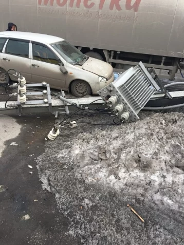 Фото: В Кузбассе фура снесла опору ЛЭП и повредила легковой автомобиль 3