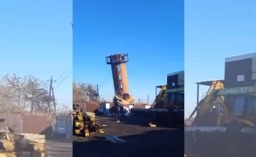 В Кузбассе на видео попал момент падения водонапорной башни 