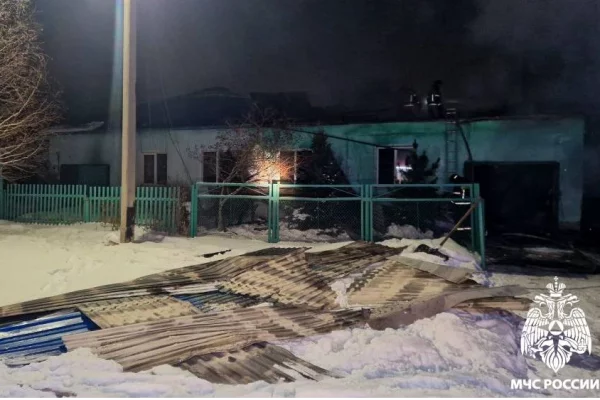 Двухквартирный дом и баня загорелись в Новокузнецком округе