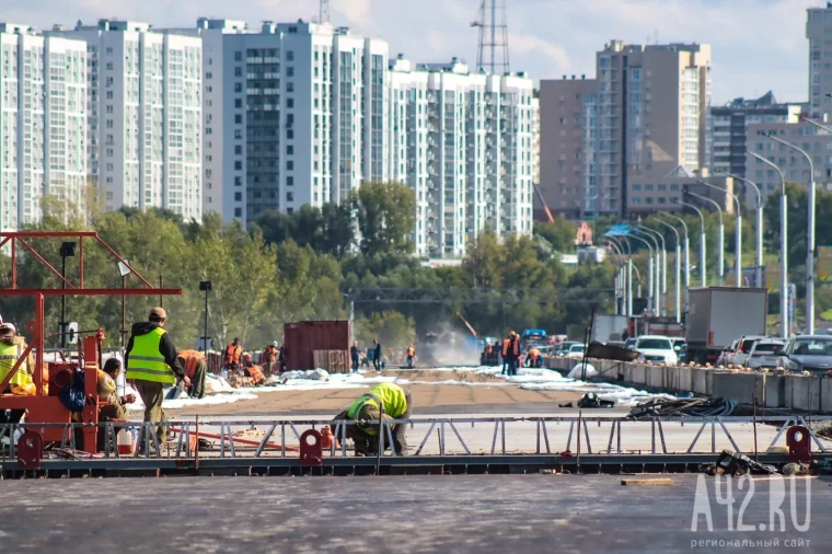 Фото: Прошло три месяца с начала ремонта Кузбасского моста. Мы проверили, как быстрее его пересечь: на автобусе, в машине или пешком 26