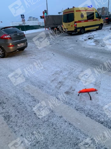 Фото: В центре Кемерова автомобиль снёс дорожный знак и перевернулся 2