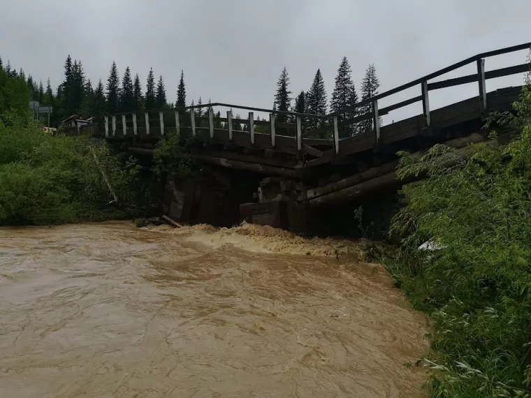 Фото: В Красноярском крае два моста разрушились из-за дождей 2