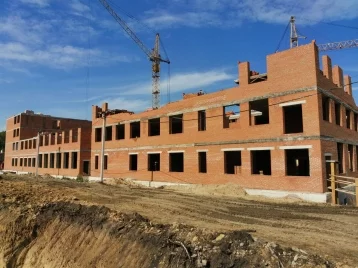 Фото: «Возводят каркас основного блока»: Дмитрий Анисимов рассказал о ходе строительства школы на 825 мест в Кемерове 1