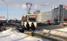 Трамвай протаранил Toyota возле крупного ТЦ в Кемерове