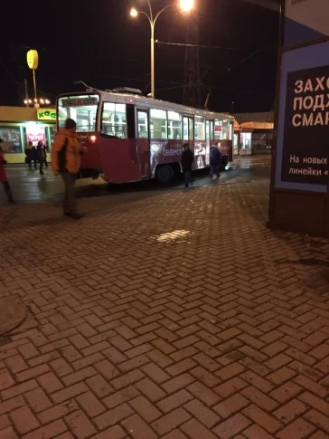 Фото: Вечером 24 октября в Кемерове трамвай сошёл с рельсов 2