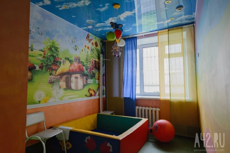 Игровая комната и сухой бассейн, в котором сейчас не хватает шариков. Фото: Александр Патрин / «Газета Кемерова»