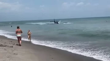 Фото: Военный самолёт вынужденно приземлился на пляже возле отдыхающих 1