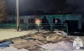 Двухквартирный дом и баня загорелись в Новокузнецком округе