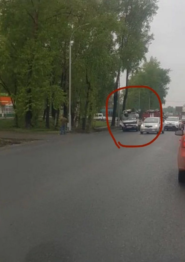 Фото: В Кемерове автомобиль серьёзно пострадал в ДТП 2