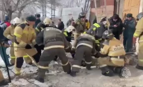 В Новотроицке из-под завалов насосной станции спасли шесть человек, их передали врачам