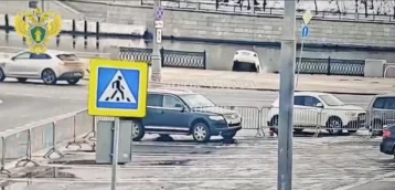 Фото: Водолазы нашли тело водителя упавшей в Москву-реку иномарки 1