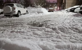 Кемеровчане возмущены: во дворах снег и колея. УК объясняют отсутствие работ морозами