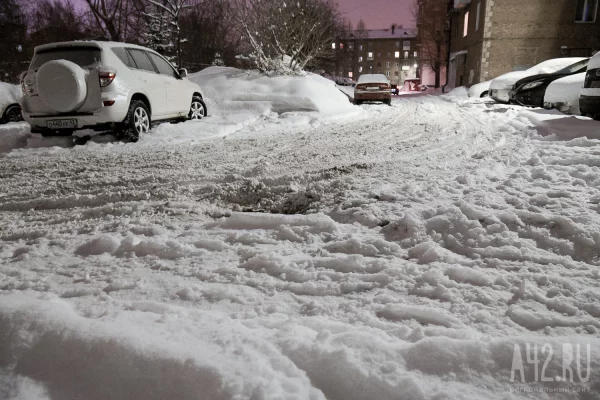 Кемеровчане возмущены: во дворах снег и колея. УК объясняют отсутствие работ морозами