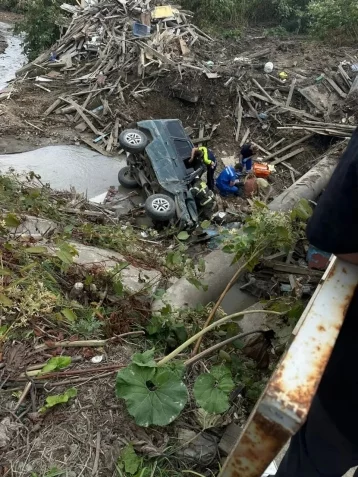 Фото: На Сахалине при падении автомобиля с моста пострадали три человека 1