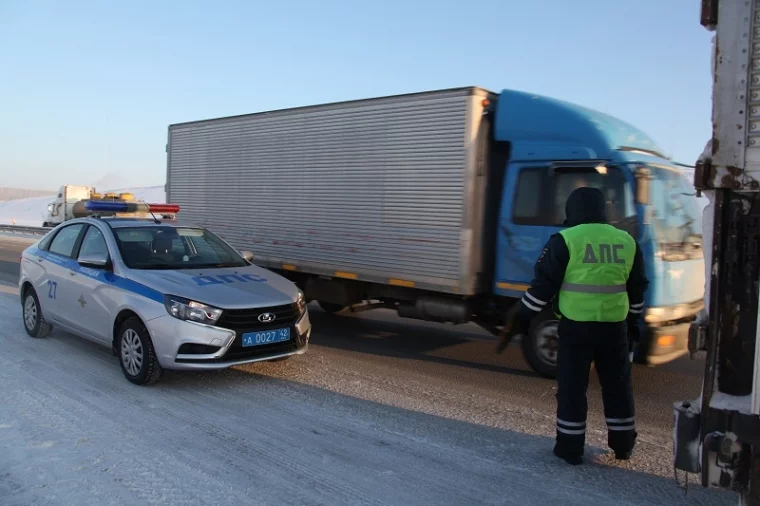 Фото: Полицейские помогли замёрзшему на кузбасской трассе водителю грузовика 2