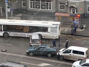 Фото: В Новокузнецке столкнулись три иномарки и автобус 1