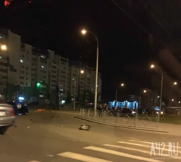 Фото: В Кемерове иномарка снесла светофор на пересечении улиц Баумана и Юрия Двужильного 1