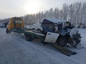 Фото: В Сибири при столкновении ВАЗ-2107 и грузовика погибли три человека, ещё двое в больнице 2