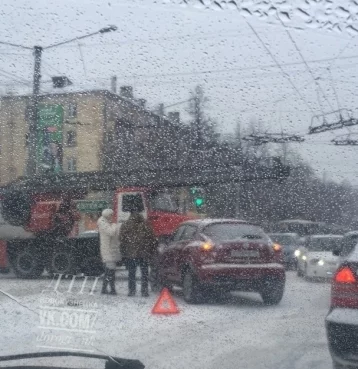 Фото: В Кузбассе пожарная машина попала в массовое ДТП 1