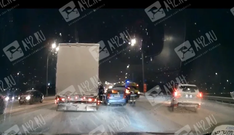 Фото: Столкнулись четыре машины: очевидцы сообщили о массовом ДТП на мосту в Кемерове 2