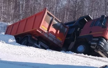 Фото: В Омской области прицеп протаранил микроавтобус с пассажирами, есть погибший и пострадавшие 1