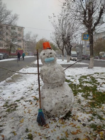 Фото: Пользователи соцсетей показали фотографии первых снеговиков в Кузбассе 1