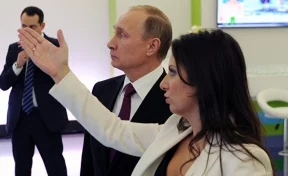 Сенатор в США продемонстрировала коллегам «рассекреченное» фото Путина и Симоньян