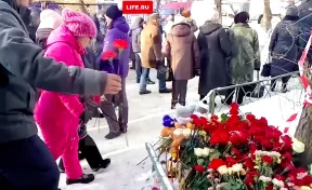 Стихийный мемориал: жители Магнитогорска несут цветы и игрушки к месту трагедии
