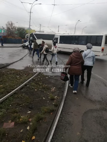 Фото: Автобус заблокировал проезд у вокзала в Кемерове 1