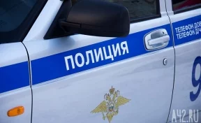 В красноярском ТЦ мужчина разгромил витрину, избил школьника и пенсионерку