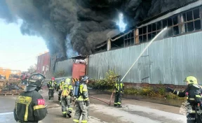 У горящего склада в Подмосковье частично обрушилась крыша