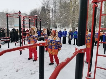 Фото: На территории кемеровской школы торжественно открыли спортивную площадку 1