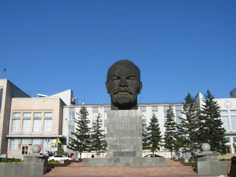 Фото: Ленин с трубочкой, Ленин-«рэпер» и Ленин-ребёнок: почему женское пальто — не самая странная деталь скульптуры вождя 5