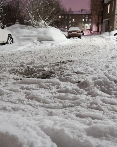 Кемеровчане возмущены: во дворах снег и колея. УК объясняют отсутствие работ морозами