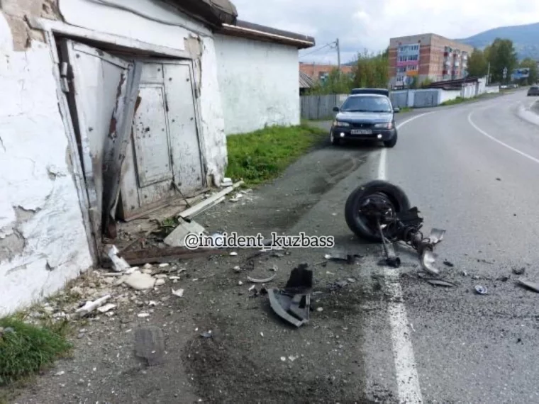Фото: В Кузбассе автомобиль врезался в гараж, водитель госпитализирован 2